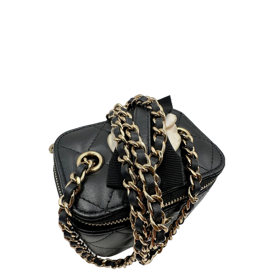 Tracolla di una borsa Chanel in pelle matelassè nera rifinita con parti metalliche dorate; munita di una tracolla in pelle e catena intrecciata decorata con fiocco e camelia. Completa di scatola logata.