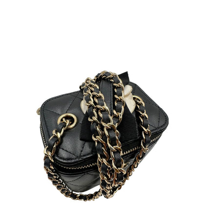 Tracolla di una borsa Chanel in pelle matelassè nera rifinita con parti metalliche dorate; munita di una tracolla in pelle e catena intrecciata decorata con fiocco e camelia. Completa di scatola logata.