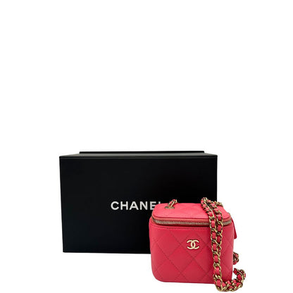 Borsa Chanel in pelle matelassè rosa fragola rifinita con parti metalliche dorate; munita di una tracolla in pelle e catena intrecciata. Completa di specchietto interno e scatola logata.