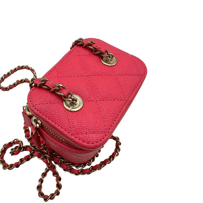 Vista superiore di una borsa Chanel in pelle matelassè rosa fragola rifinita con parti metalliche dorate; munita di una tracolla in pelle e catena intrecciata. Completa di specchietto interno e scatola logata.