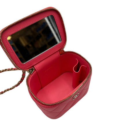 Interno di una borsa Chanel in pelle matelassè rosa fragola rifinita con parti metalliche dorate; munita di una tracolla in pelle e catena intrecciata. Completa di specchietto interno e scatola logata.