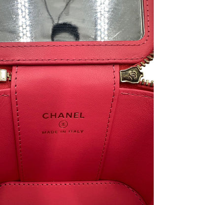 Interno di una borsa Chanel in pelle matelassè rosa fragola rifinita con parti metalliche dorate; munita di una tracolla in pelle e catena intrecciata. Completa di specchietto interno e scatola logata.
