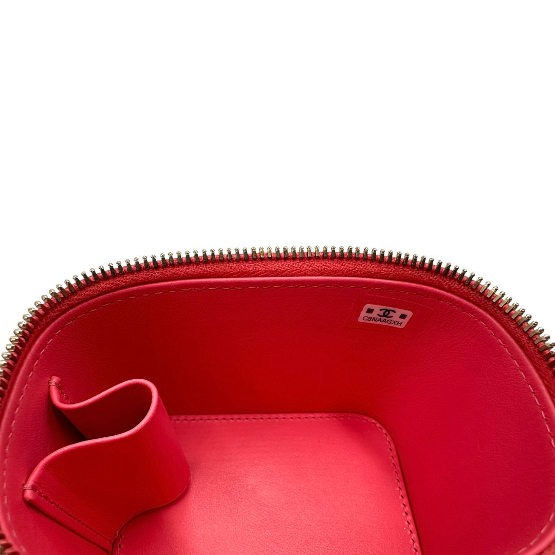Interno di una borsa Chanel in pelle matelassè rosa fragola rifinita con parti metalliche dorate; munita di una tracolla in pelle e catena intrecciata. Completa di specchietto interno e scatola logata.