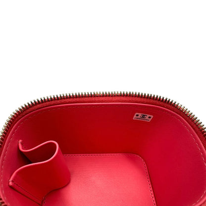Interno di una borsa Chanel in pelle matelassè rosa fragola rifinita con parti metalliche dorate; munita di una tracolla in pelle e catena intrecciata. Completa di specchietto interno e scatola logata.