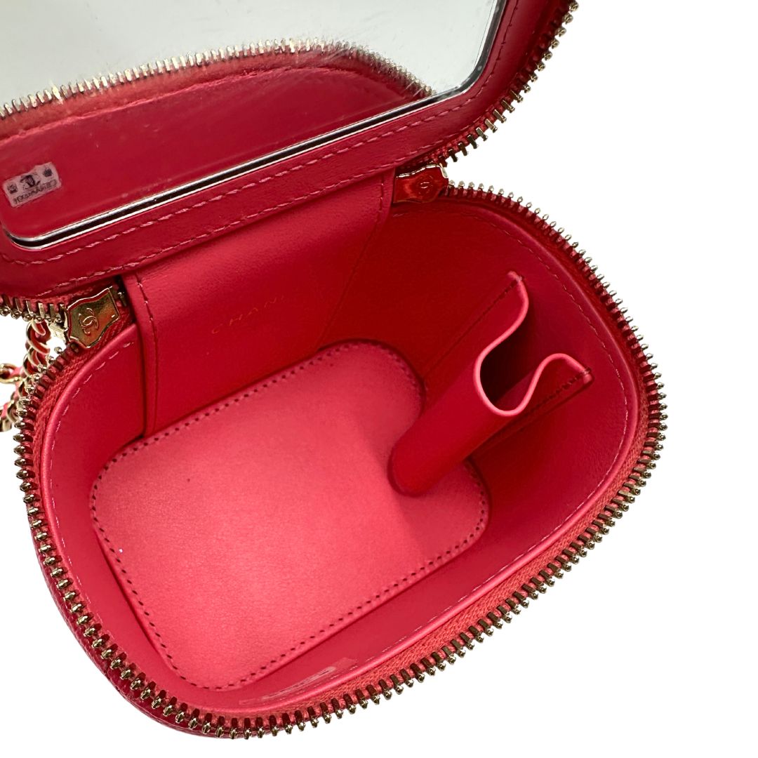 Interno di una borsa Chanel in pelle matelassè rosa fragola rifinita con parti metalliche dorate; munita di una tracolla in pelle e catena intrecciata. Completa di specchietto interno e scatola logata.