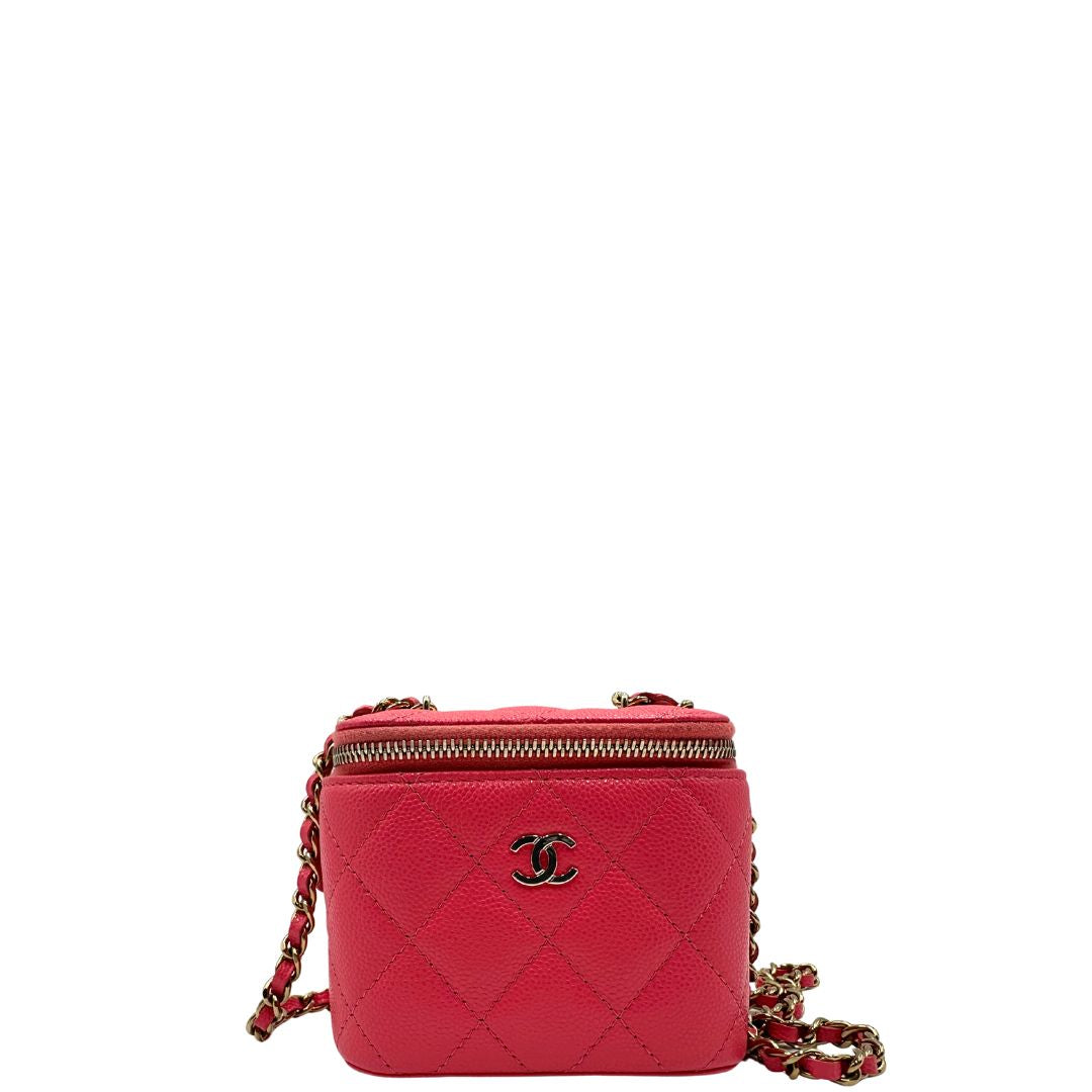 Front di una borsa Chanel in pelle matelassè rosa fragola rifinita con parti metalliche dorate; munita di una tracolla in pelle e catena intrecciata. Completa di specchietto interno e scatola logata.