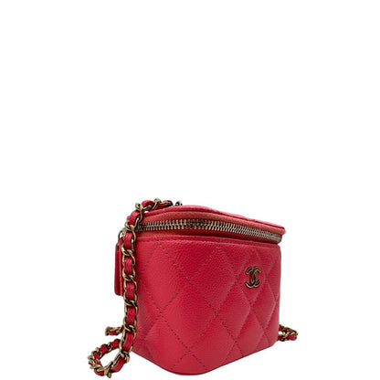 Laterale sinistro di una borsa Chanel in pelle matelassè rosa fragola rifinita con parti metalliche dorate; munita di una tracolla in pelle e catena intrecciata. Completa di specchietto interno e scatola logata.