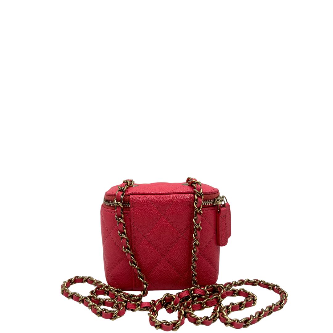 Retro di una borsa Chanel in pelle matelassè rosa fragola rifinita con parti metalliche dorate; munita di una tracolla in pelle e catena intrecciata. Completa di specchietto interno e scatola logata.