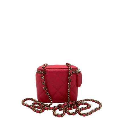 Retro di una borsa Chanel in pelle matelassè rosa fragola rifinita con parti metalliche dorate; munita di una tracolla in pelle e catena intrecciata. Completa di specchietto interno e scatola logata.