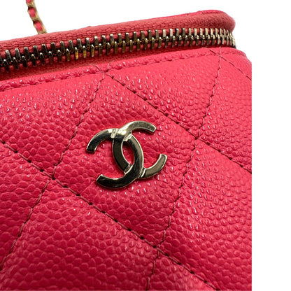 Dettaglio del logo di una borsa Chanel in pelle matelassè rosa fragola rifinita con parti metalliche dorate; munita di una tracolla in pelle e catena intrecciata. Completa di specchietto interno e scatola logata.