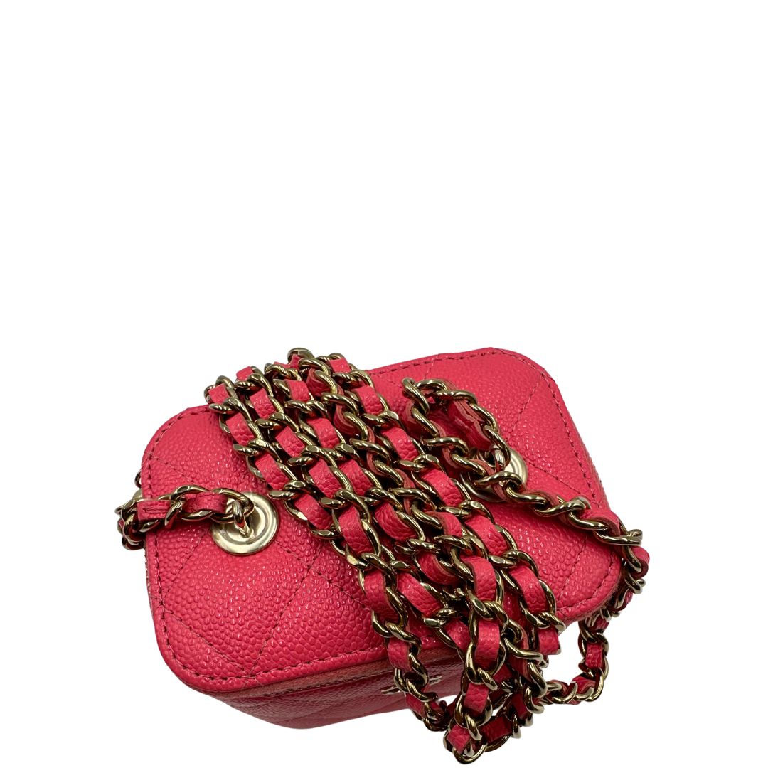 Vista superiore di una borsa Chanel in pelle matelassè rosa fragola rifinita con parti metalliche dorate; munita di una tracolla in pelle e catena intrecciata. Completa di specchietto interno e scatola logata.