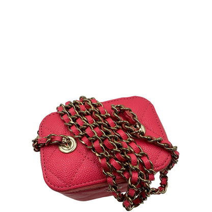 Vista superiore di una borsa Chanel in pelle matelassè rosa fragola rifinita con parti metalliche dorate; munita di una tracolla in pelle e catena intrecciata. Completa di specchietto interno e scatola logata.