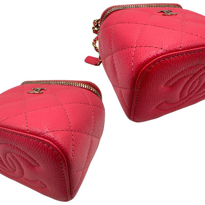 Angoli di una borsa Chanel in pelle matelassè rosa fragola rifinita con parti metalliche dorate; munita di una tracolla in pelle e catena intrecciata. Completa di specchietto interno e scatola logata.