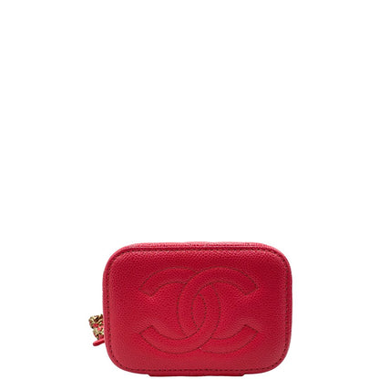 Base di una borsa Chanel in pelle matelassè rosa fragola rifinita con parti metalliche dorate; munita di una tracolla in pelle e catena intrecciata. Completa di specchietto interno e scatola logata.