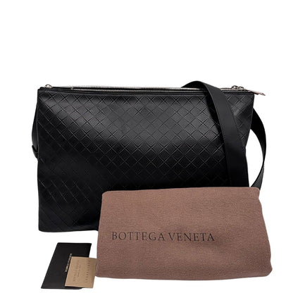  Cartella Bottega Veneta in pelle intrecciata nera, rifinita con inserti metallici argentati e munita di una tracolla regolabile