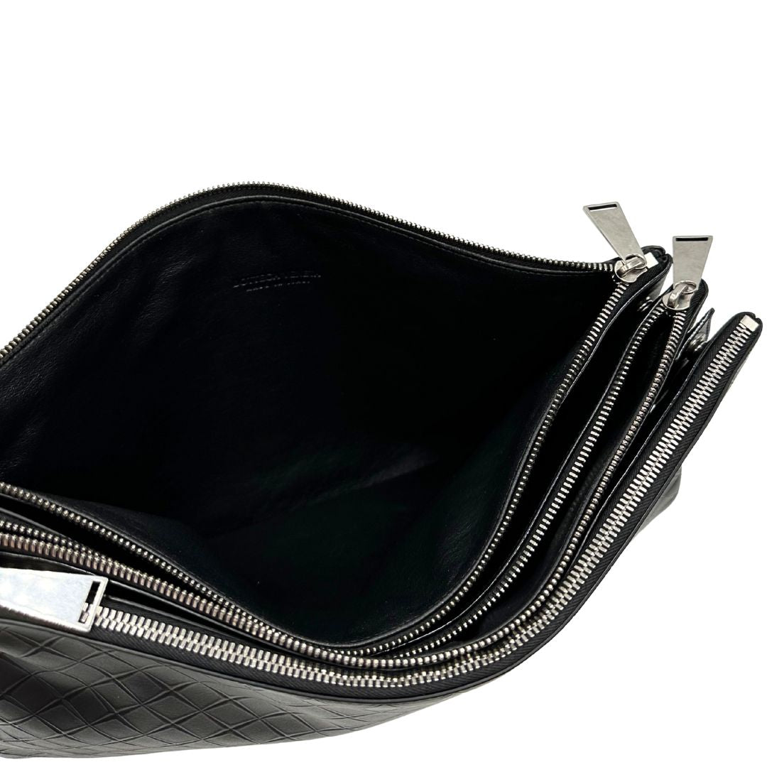 Interno Cartella Bottega Veneta in pelle intrecciata nera, rifinita con inserti metallici argentati e munita di una tracolla regolabile