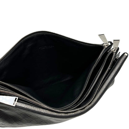 Interno Cartella Bottega Veneta in pelle intrecciata nera, rifinita con inserti metallici argentati e munita di una tracolla regolabile