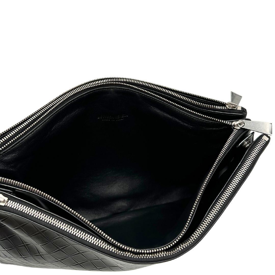 Interno Cartella Bottega Veneta in pelle intrecciata nera, rifinita con inserti metallici argentati e munita di una tracolla regolabile