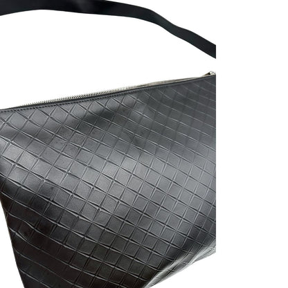 Cartella Bottega Veneta in pelle intrecciata nera, rifinita con inserti metallici argentati e munita di una tracolla regolabile