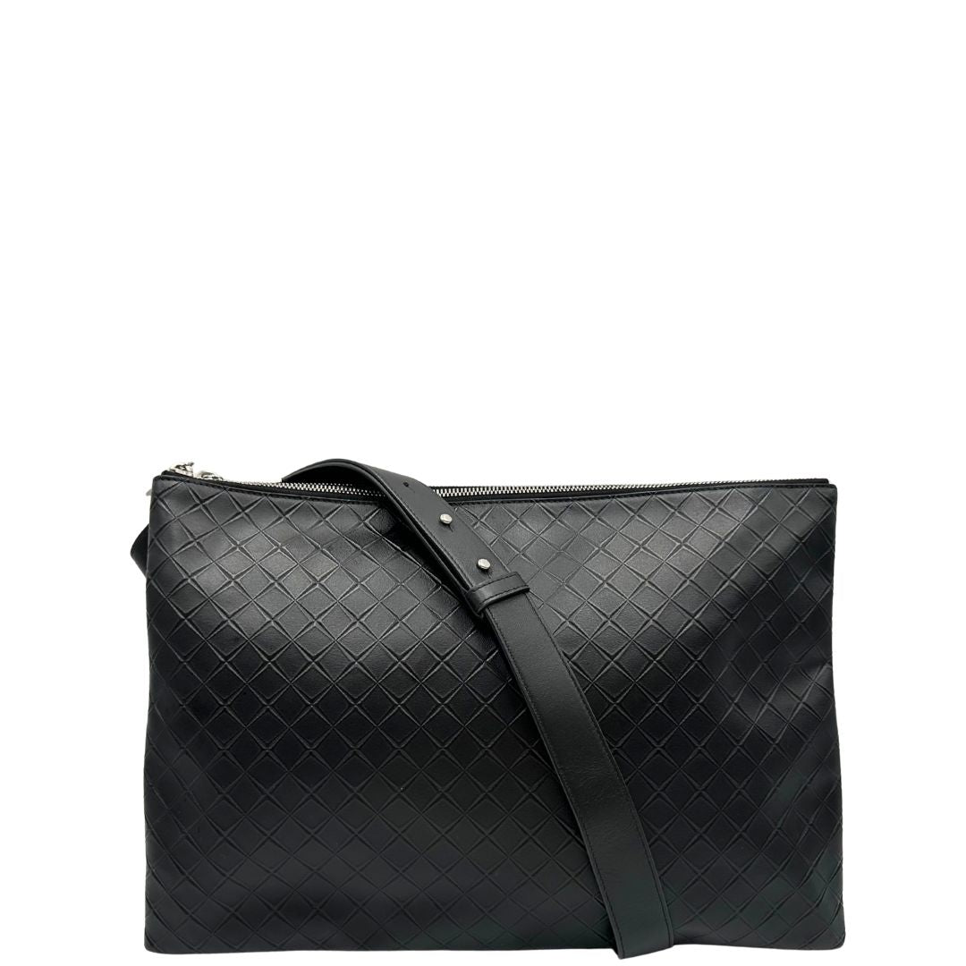 Front  Cartella Bottega Veneta in pelle intrecciata nera, rifinita con inserti metallici argentati e munita di una tracolla regolabile