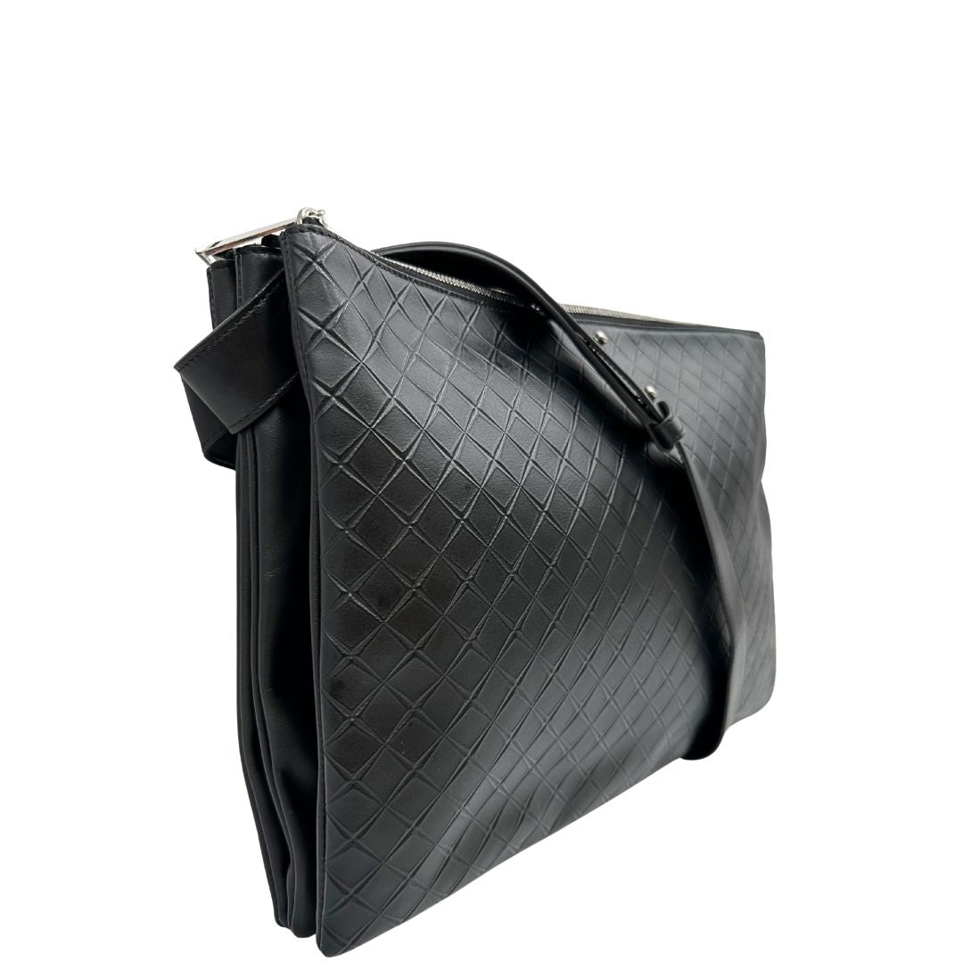 Laterale Cartella Bottega Veneta in pelle intrecciata nera, rifinita con inserti metallici argentati e munita di una tracolla regolabile