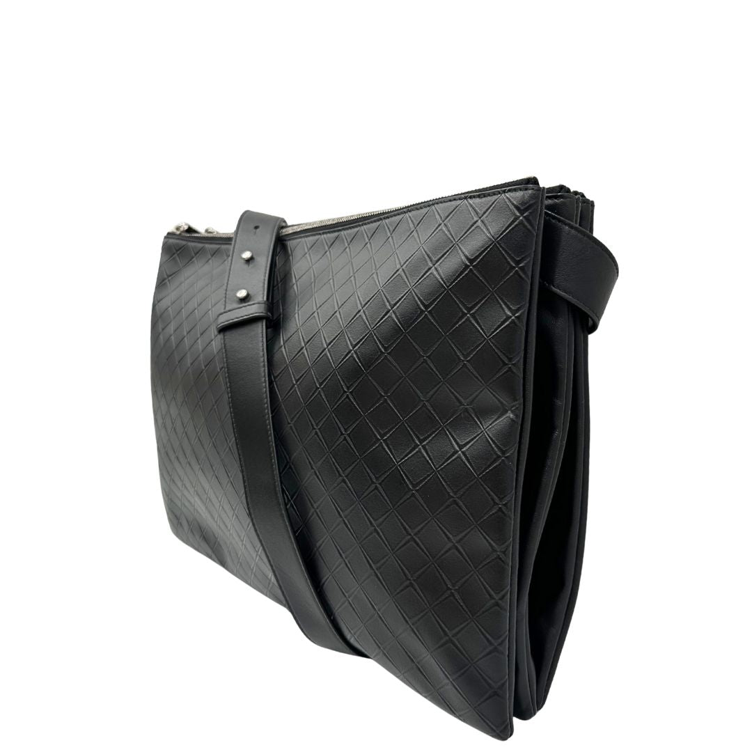 Laterale  Cartella Bottega Veneta in pelle intrecciata nera, rifinita con inserti metallici argentati e munita di una tracolla regolabile