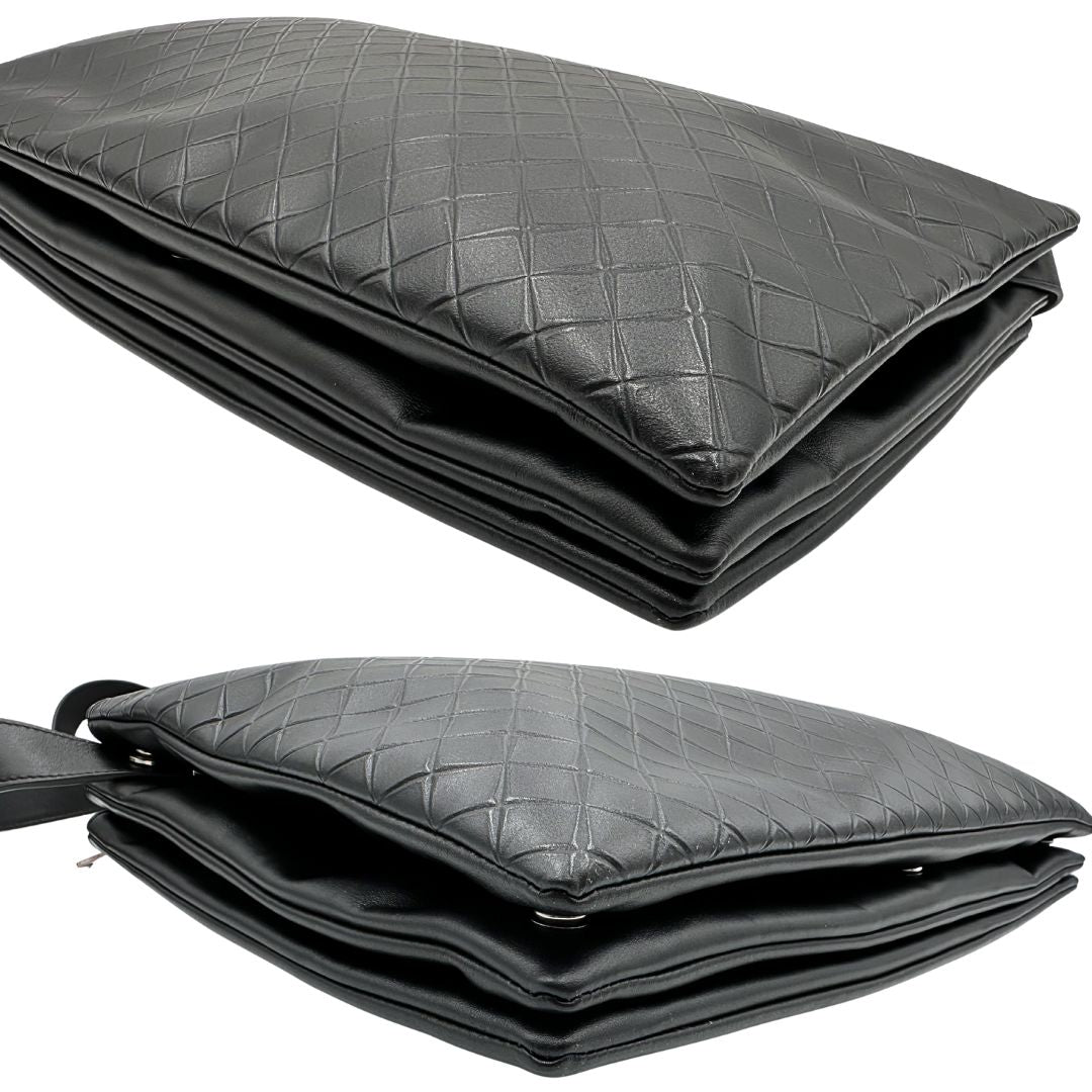 Angoli Cartella Bottega Veneta in pelle intrecciata nera, rifinita con inserti metallici argentati e munita di una tracolla regolabile