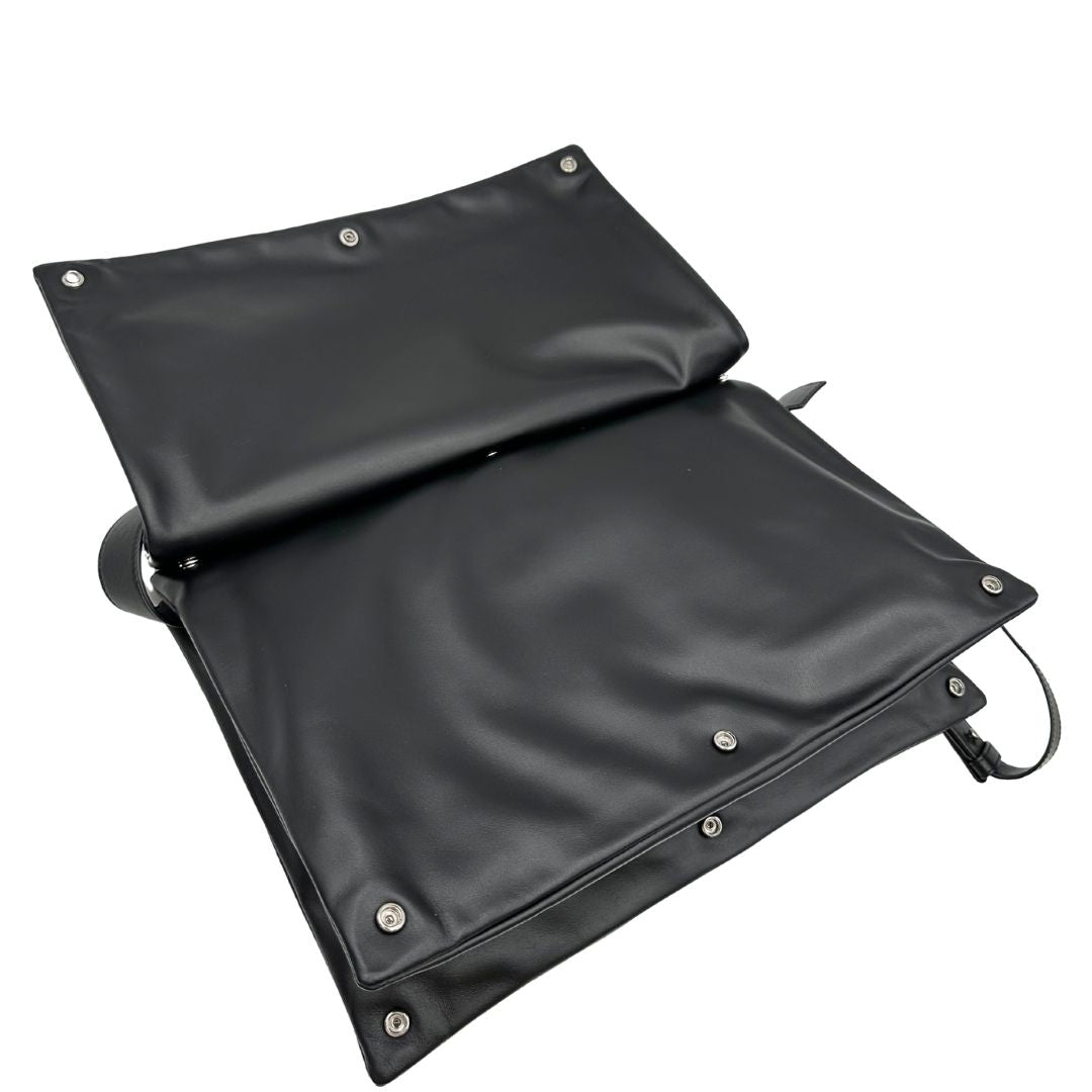 Cartella Bottega Veneta in pelle intrecciata nera, rifinita con inserti metallici argentati e munita di una tracolla regolabile