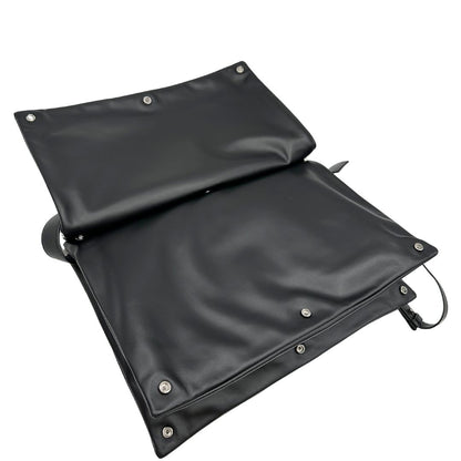 Cartella Bottega Veneta in pelle intrecciata nera, rifinita con inserti metallici argentati e munita di una tracolla regolabile