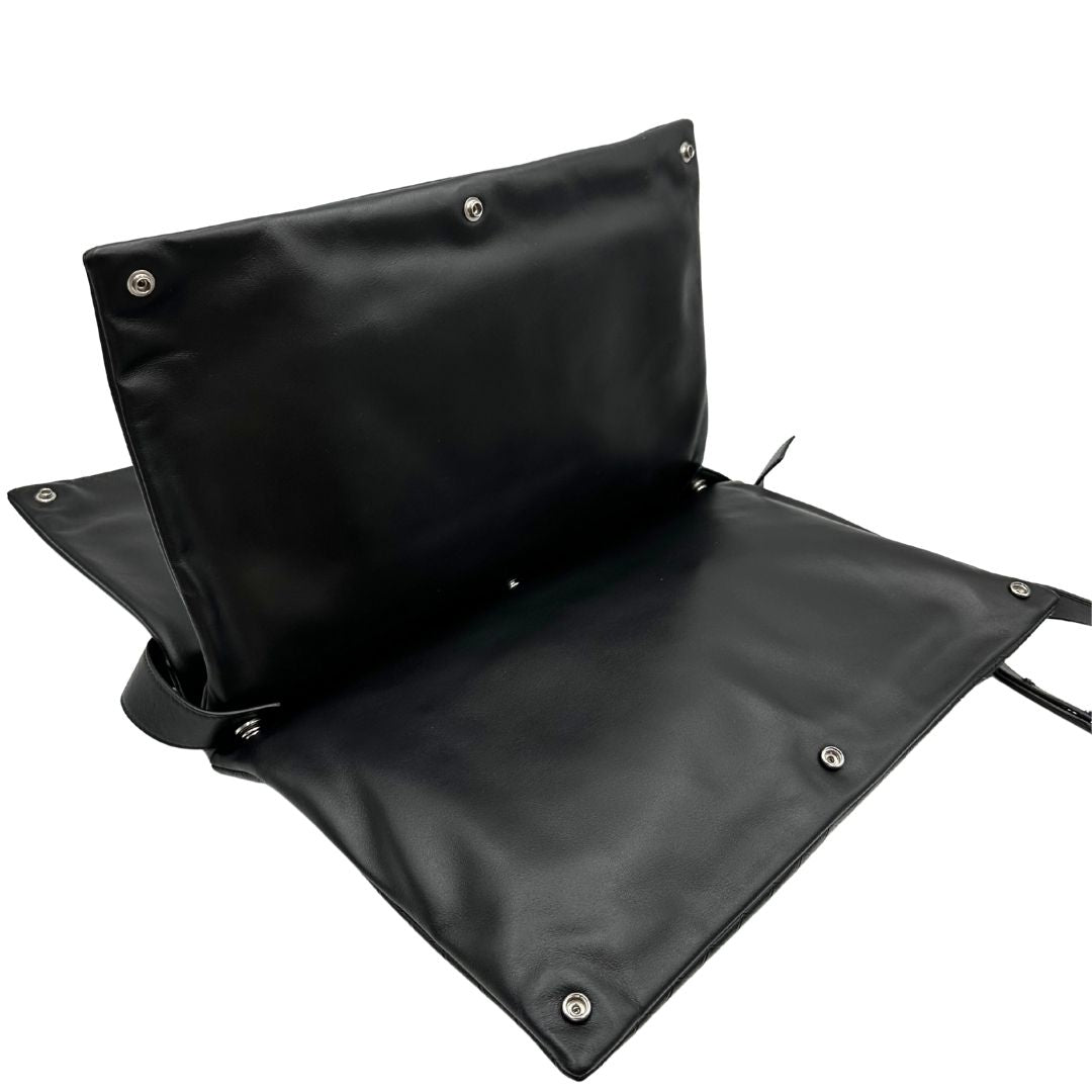 Cartella Bottega Veneta in pelle intrecciata nera, rifinita con inserti metallici argentati e munita di una tracolla regolabile