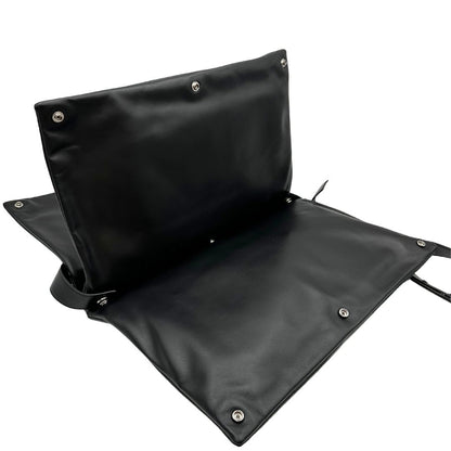 Cartella Bottega Veneta in pelle intrecciata nera, rifinita con inserti metallici argentati e munita di una tracolla regolabile