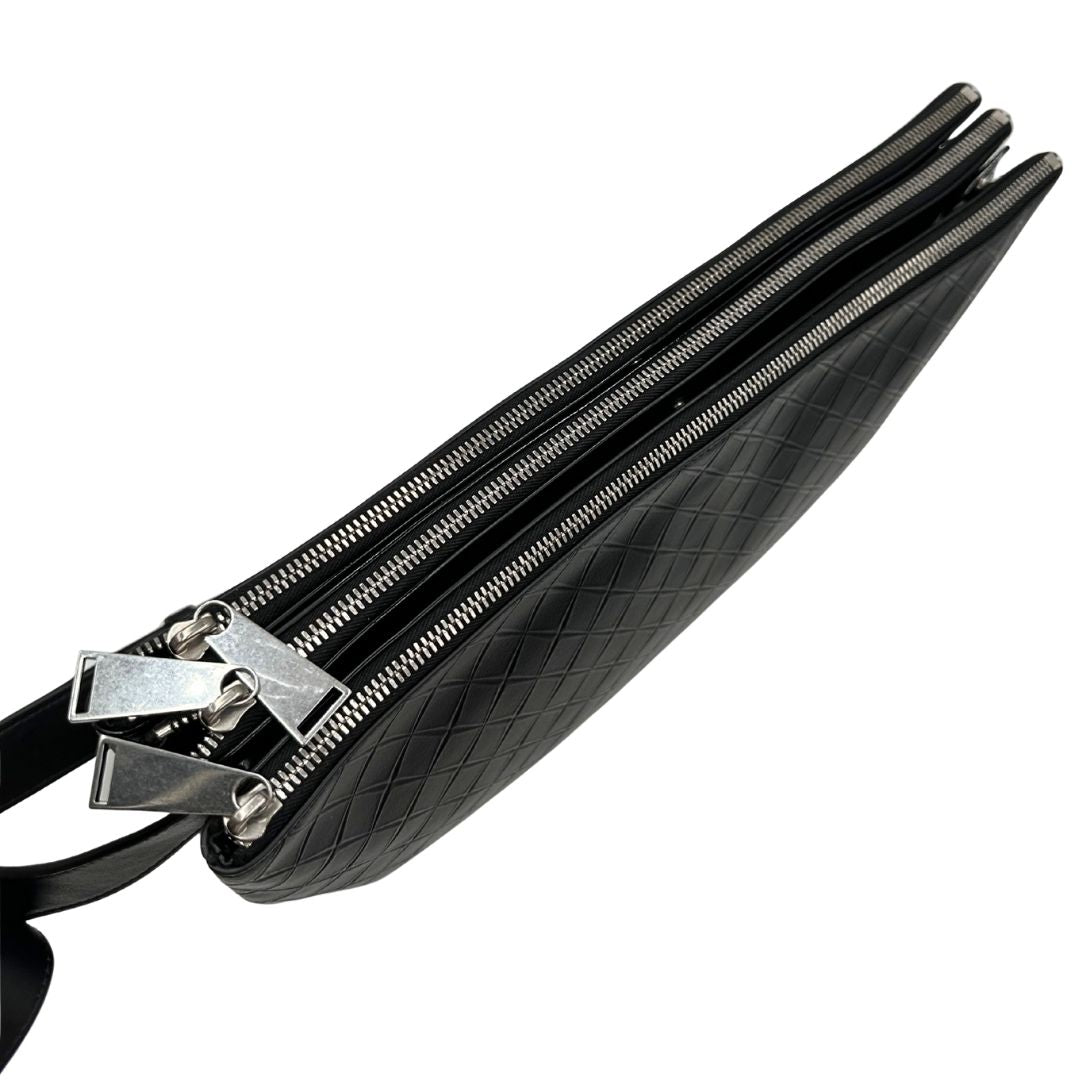 Cartella Bottega Veneta in pelle intrecciata nera, rifinita con inserti metallici argentati e munita di una tracolla regolabile