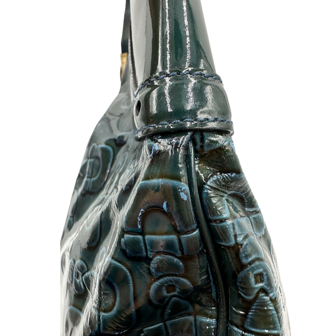 lato Borsa Gucci in pelle verniciata verde petrolio con trama Horsebit; munita di un manico singolo e impreziosita da inserti metallici dorati. 