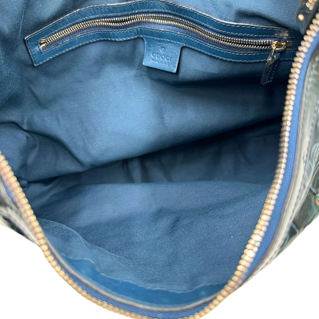 interno Borsa Gucci in pelle verniciata verde petrolio con trama Horsebit; munita di un manico singolo e impreziosita da inserti metallici dorati. 