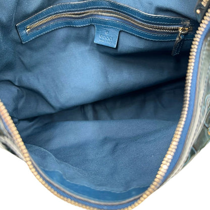 interno Borsa Gucci in pelle verniciata verde petrolio con trama Horsebit; munita di un manico singolo e impreziosita da inserti metallici dorati. 