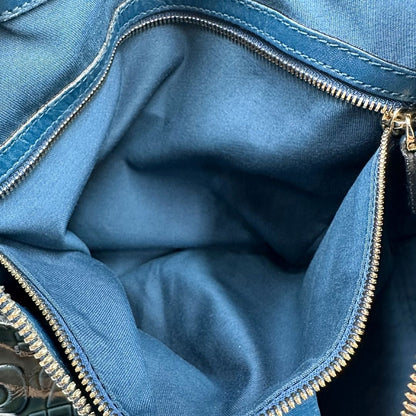 interno Borsa Gucci in pelle verniciata verde petrolio con trama Horsebit; munita di un manico singolo e impreziosita da inserti metallici dorati. 