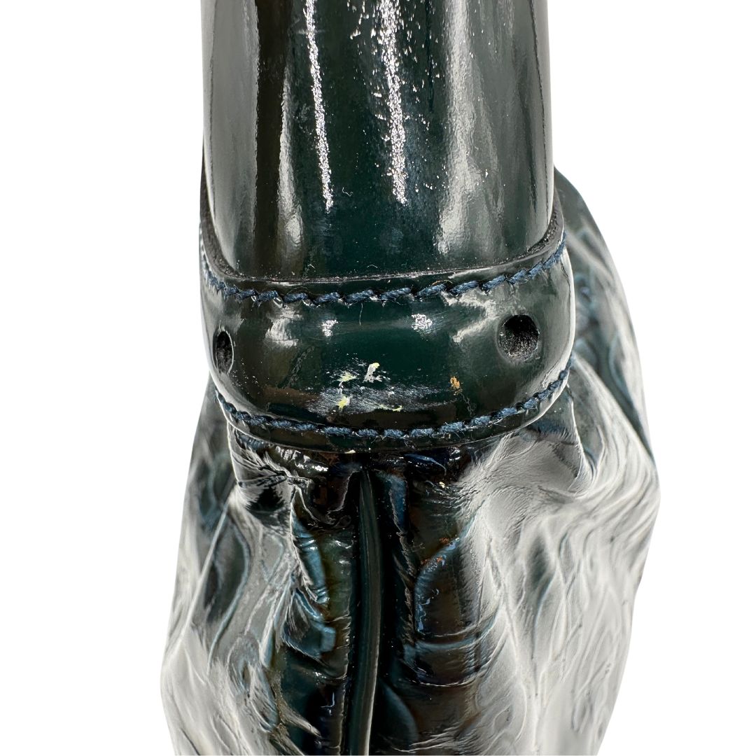 lato Borsa Gucci in pelle verniciata verde petrolio con trama Horsebit; munita di un manico singolo e impreziosita da inserti metallici dorati. 