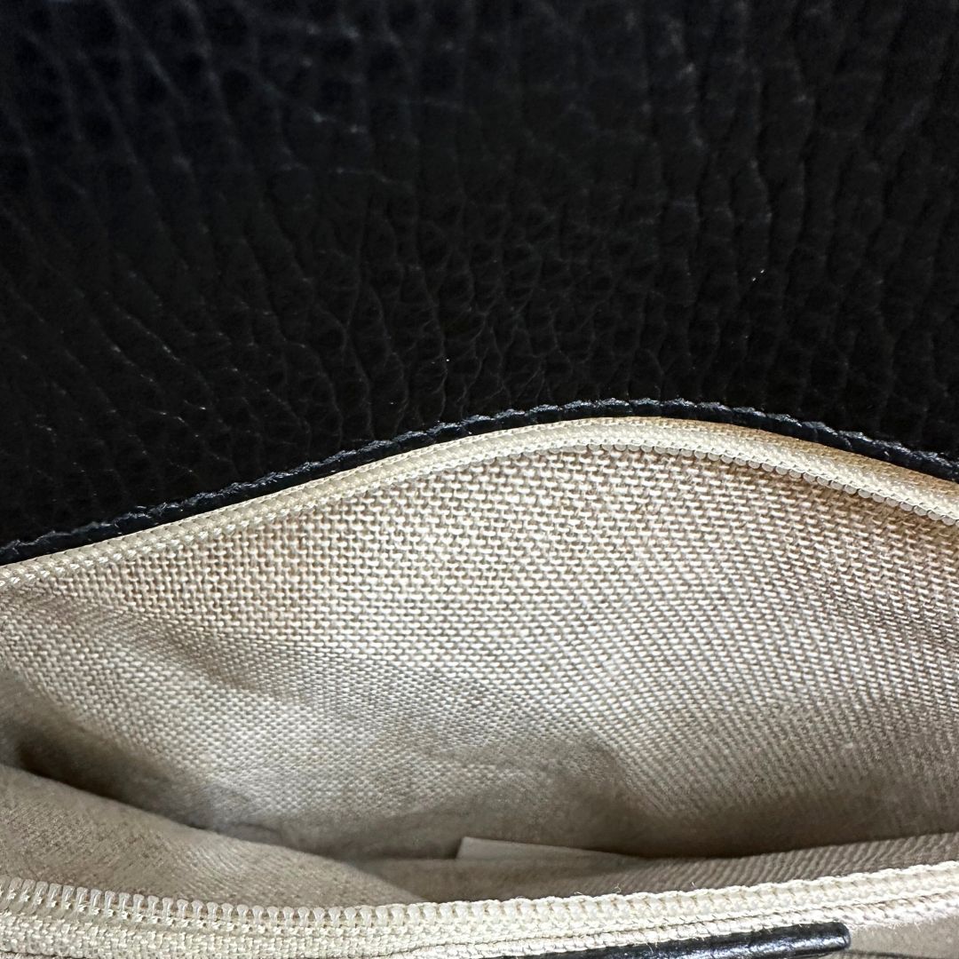 interno della Borsa Gucci in pelle martellata nera rifinita con inserti metallici dorati; munita di una tracolla in catena scorrevole con spallaccio in pelle 