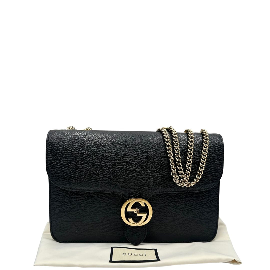 front Borsa Gucci in pelle martellata nera rifinita con inserti metallici dorati; munita di una tracolla in catena scorrevole con spallaccio in pelle 