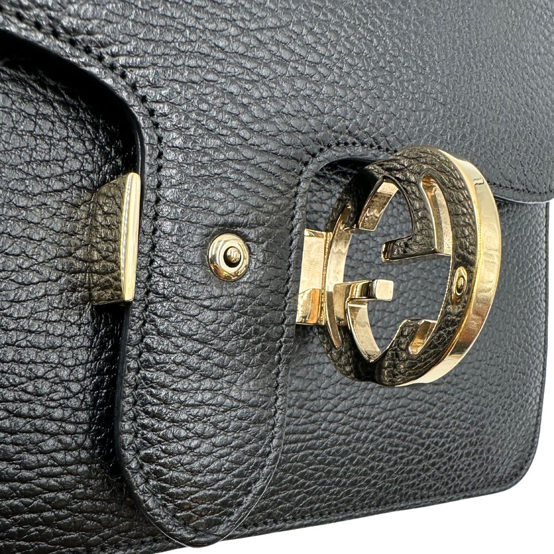 chiusura della Borsa Gucci in pelle martellata nera rifinita con inserti metallici dorati; munita di una tracolla in catena scorrevole con spallaccio in pelle 