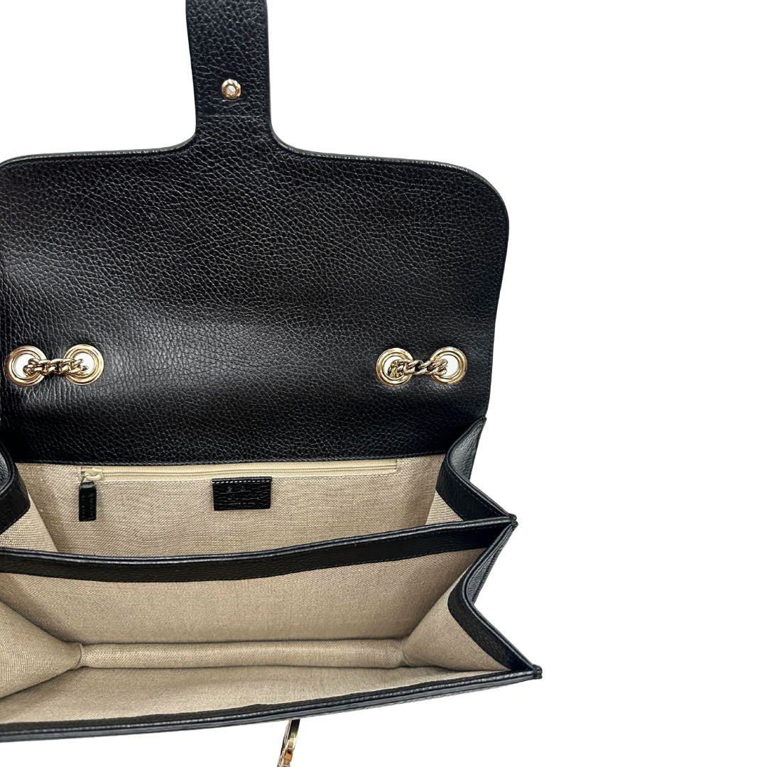 Borsa Gucci in pelle martellata nera rifinita con inserti metallici dorati; munita di una tracolla in catena scorrevole con spallaccio in pelle interno 