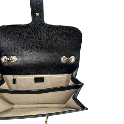 Borsa Gucci in pelle martellata nera rifinita con inserti metallici dorati; munita di una tracolla in catena scorrevole con spallaccio in pelle interno 