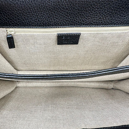 Borsa Gucci in pelle martellata nera rifinita con inserti metallici dorati; munita di una tracolla in catena scorrevole con spallaccio in pelle interno 