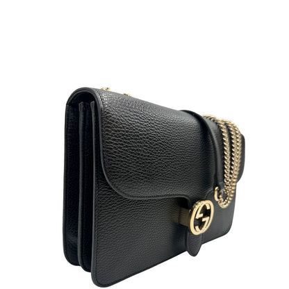 lato Borsa Gucci in pelle martellata nera rifinita con inserti metallici dorati; munita di una tracolla in catena scorrevole con spallaccio in pelle 