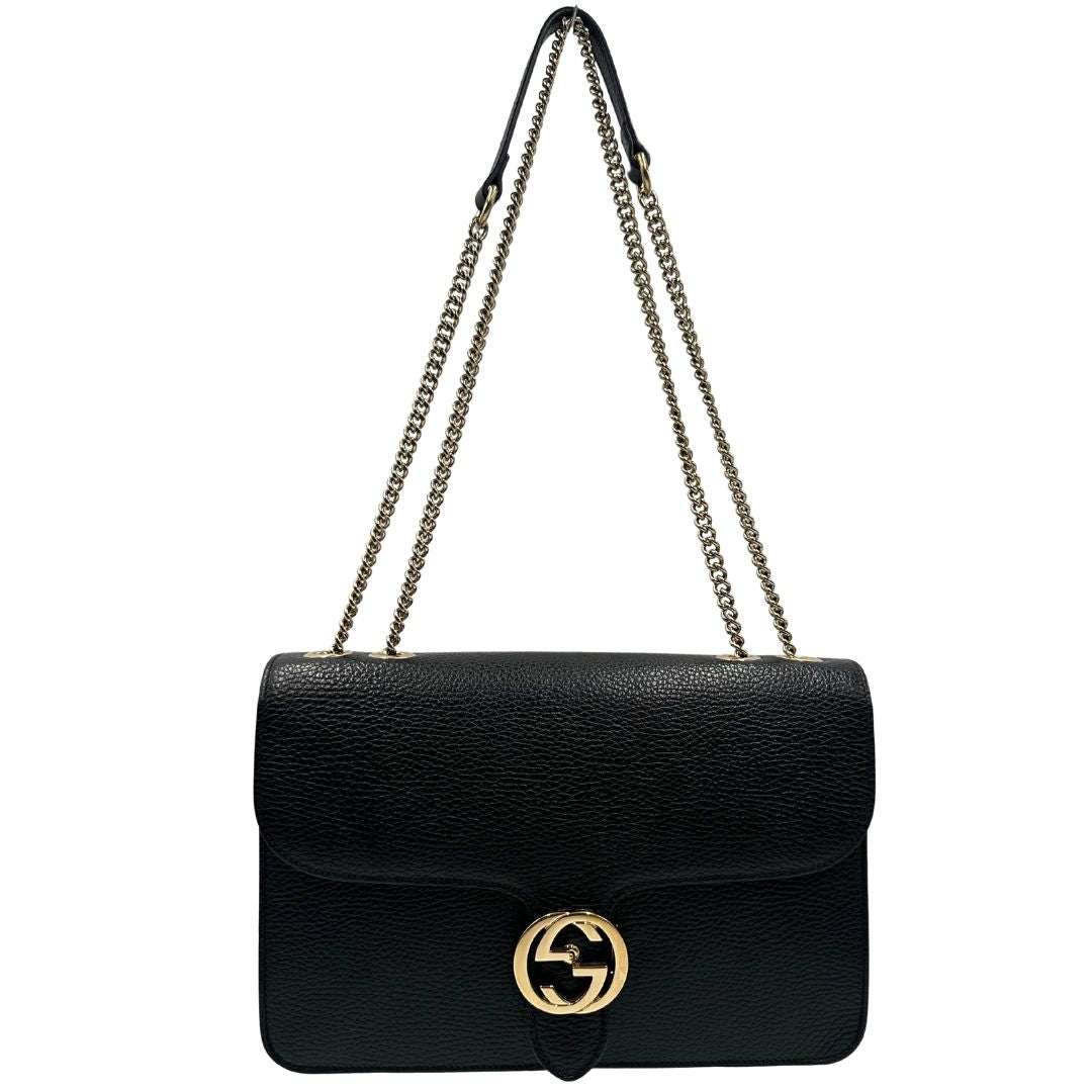 front Borsa Gucci in pelle martellata nera rifinita con inserti metallici dorati; munita di una tracolla in catena scorrevole con spallaccio in pelle 