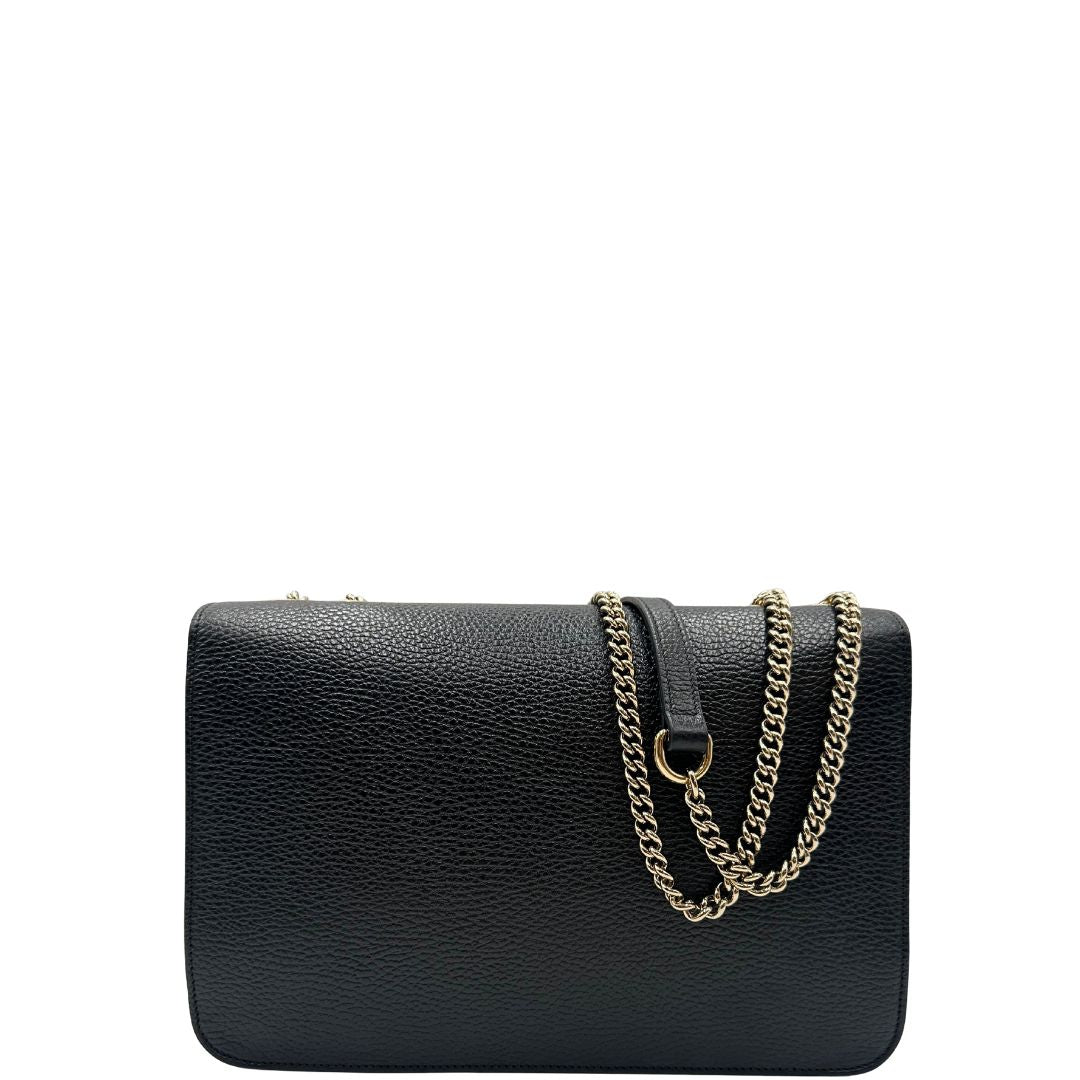 retro Borsa Gucci in pelle martellata nera rifinita con inserti metallici dorati; munita di una tracolla in catena scorrevole con spallaccio in pelle 