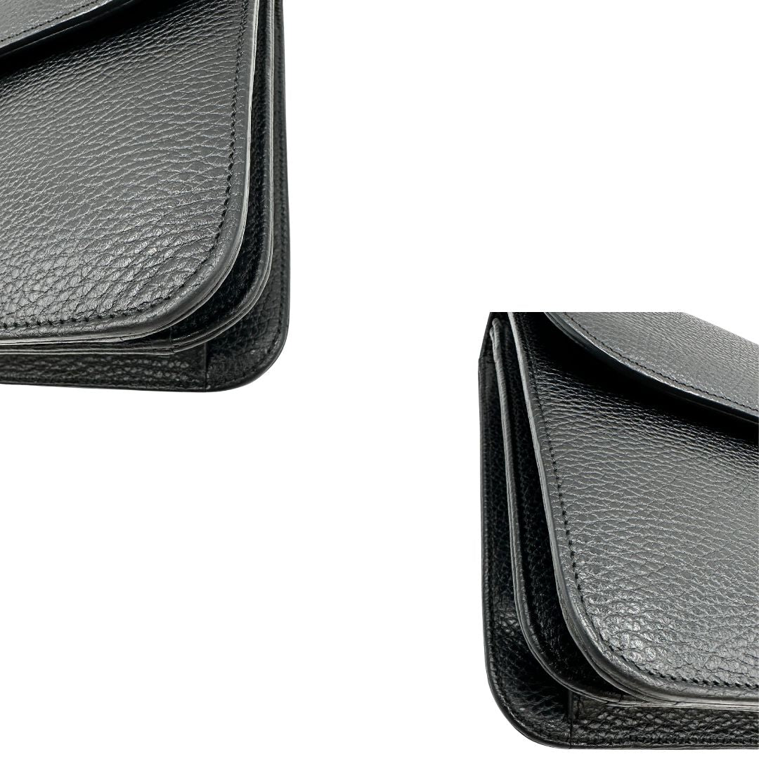 angoli Borsa Gucci in pelle martellata nera rifinita con inserti metallici dorati; munita di una tracolla in catena scorrevole con spallaccio in pelle 