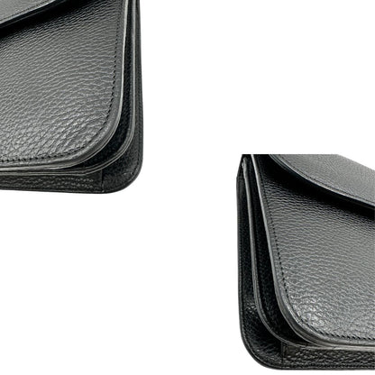 angoli Borsa Gucci in pelle martellata nera rifinita con inserti metallici dorati; munita di una tracolla in catena scorrevole con spallaccio in pelle 