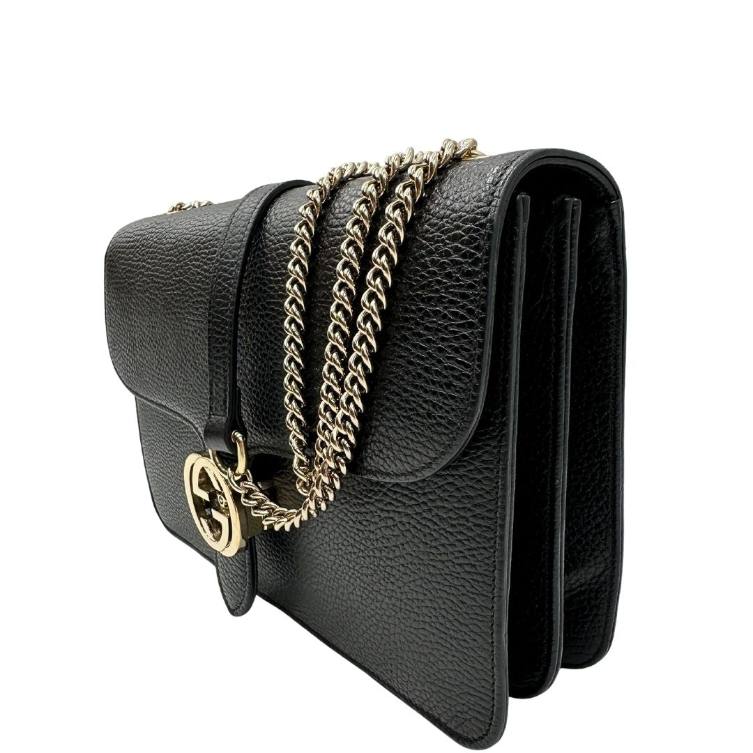 lato Borsa Gucci in pelle martellata nera rifinita con inserti metallici dorati; munita di una tracolla in catena scorrevole con spallaccio in pelle 