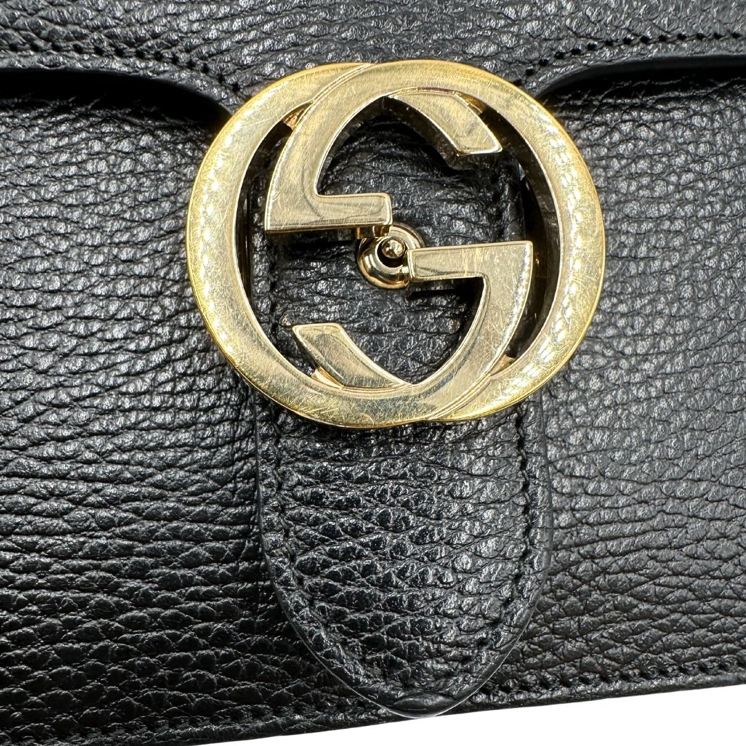 logo gg Borsa Gucci in pelle martellata nera rifinita con inserti metallici dorati; munita di una tracolla in catena scorrevole con spallaccio in pelle 